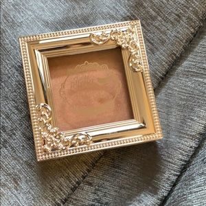 Pretty Vulgar Highlighter in Shimmering Swan
